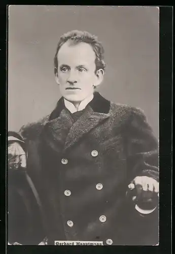 AK Gerhart Hauptmann, Portrait mit Handschuhen