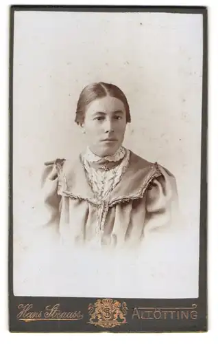 Fotografie Hans Strauss, Altötting, Schlotthammerstr. 1, Junge Frau in hellem Kleid mit Kette