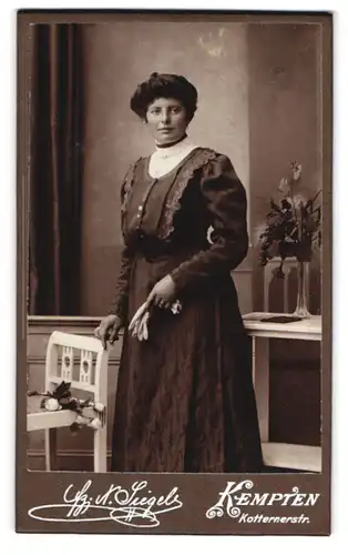 Fotografie F. X. Siegel, Kempten, Kotternerstr., Junge Dame in schwarzem Kleid mit Rosen und Handschuhen