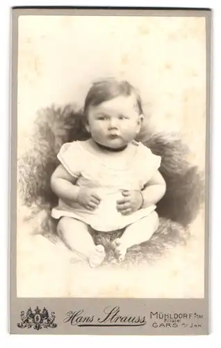 Fotografie Hans Strauss, Mühldorf a. Inn, Niedliches Baby mit Armband im weissen Kleid