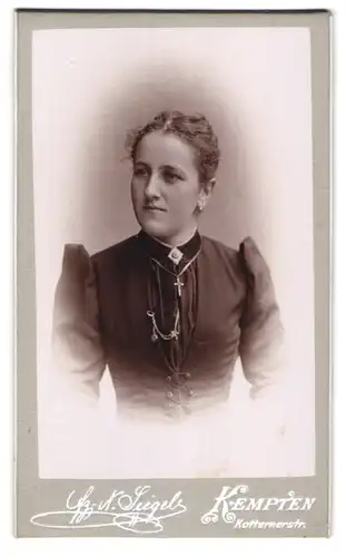 Fotografie F. X. Siegel, Kempten, Kotternerstr., Junge Frau mit Kreuzkette und Puffärmeln