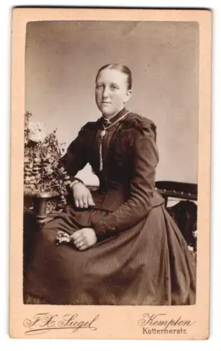Fotografie F. X. Siegel, Kempten, Kotternerstr., Junge Frau mit langer Kette und strengem Zopf