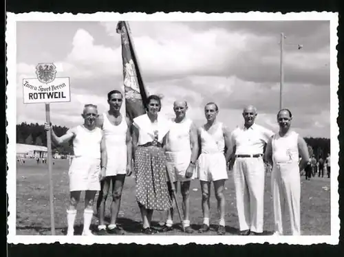 Fotografie unbekannter Fotograf, Ansicht Rottweil, Turner und Fahnenträger eines ortsansässigen Turnverein's