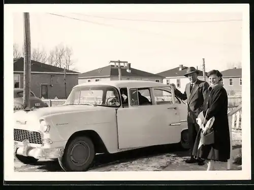 Fotografie Auto Ford, Walter & Ingetraut Eggert mit ihrem neuen PKW 1955