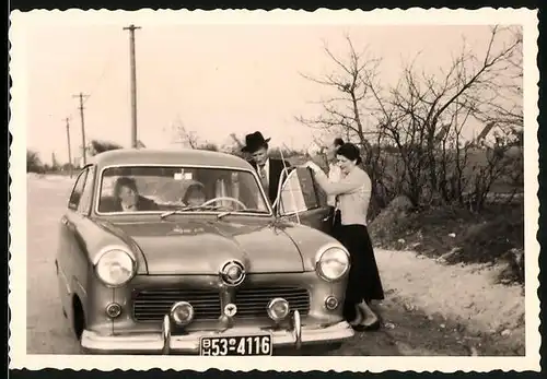 Fotografie Auto Ford Taunus Weltkugel, Familie bei einer Ausfahrt
