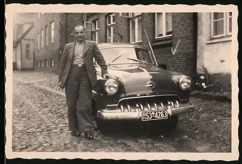 Fotografie Auto Opel Rekord, stolzer Besitzer lehnt am PKW