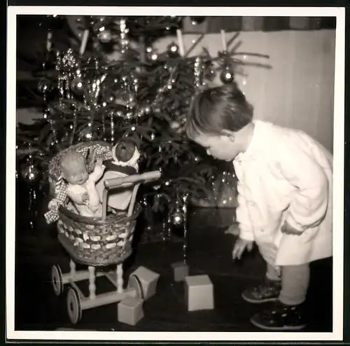 Fotografie Weihanchten, Baby nebst Puppenwagen & Puppe neben Weihnachtsbaum