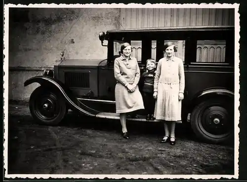 Fotografie Auto, Limousine, junge Damen & Knabe am PKW posierend