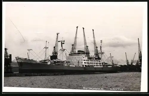 Fotografie Frachtschiff Rotherwick Castle im Hafen