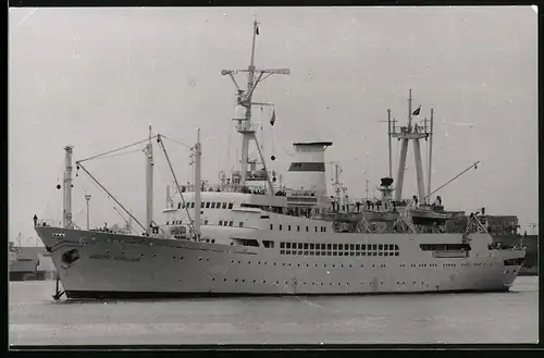 Fotografie Kombischiff Akademik Vernadsky holt den Anker ein