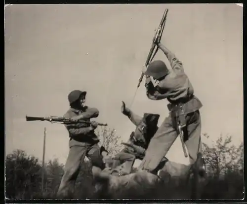 Fotografie Soldatenhumor, Soldat attackiert Kamerad mit dem Bajonett