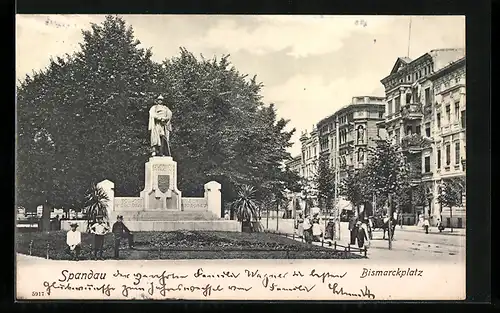 AK Berlin-Spandau, Passanten am Bismarckplatz