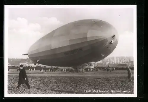 AK Luftschiff LZ127 Graf Zeppelin nach der Landung