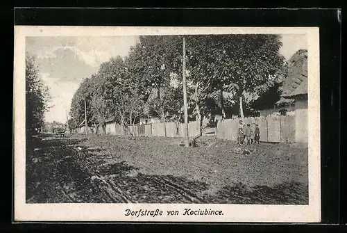 AK Kociubince, Kinder vor Häusern in der Dorfstrasse
