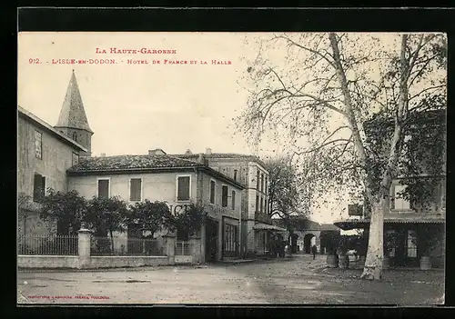 AK L`Isle-en-Dodon, Hotel de France et la Halle