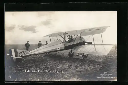 Foto-AK Sanke Nr. 370, erbeutetes französisches Flugzeug, Doppeldecker