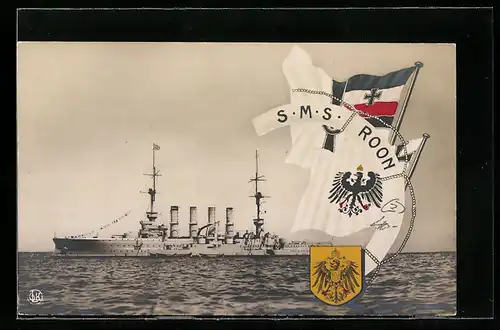 AK Kriegsschiff S. M. S. Roon auf hoher See, Fahnen mit Wappen