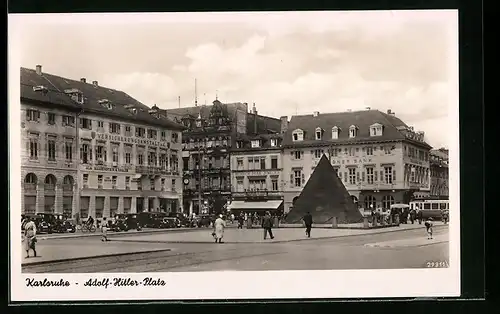 AK Karlsruhe, Platz mit Versicherungsanstalt und Strassenbahn