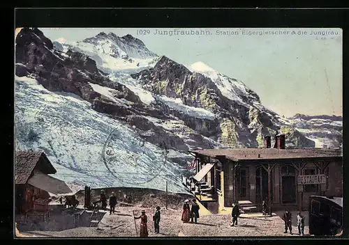 AK Jungfraubahn mit Station & Restaurant Eigergletscher und verschneiter Jungfrau