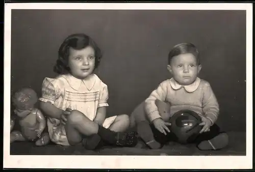 Fotografie Mädchen mit Puppe, Nebst Knabe mit Teddybär & Ball