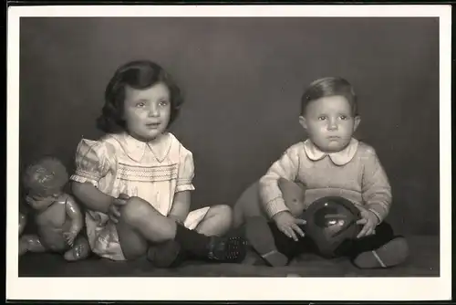 Fotografie niedliche Kinder mit Spielzeug, Puppe, Teddybär & Ball