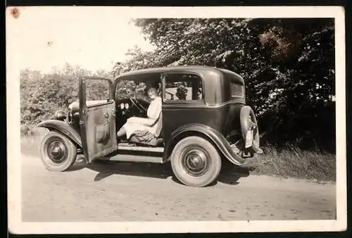 Fotografie Auto Opel, Dame sitzt am Steuer des PKW's