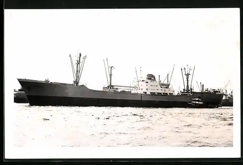 Fotografie Frachtschiff Ariana mit Schlepper auf Backbord