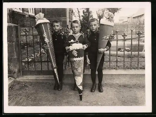 Fotografie Einschulung, Knaben am ersten Schultag mit Zuckertüte - Schultüte