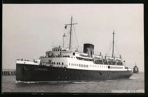 Fotografie Dampfer - Passagierschiff Londres bei Hafeneinfahrt