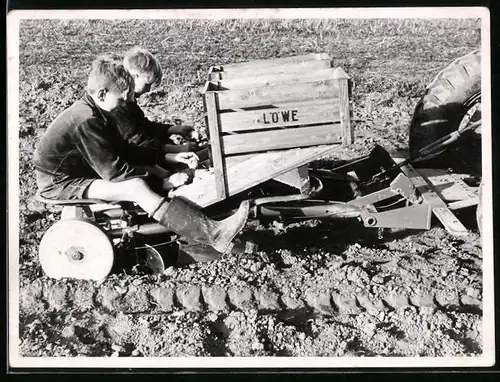 Fotografie Bauernkinder pflanzen Saat-Kartoffeln