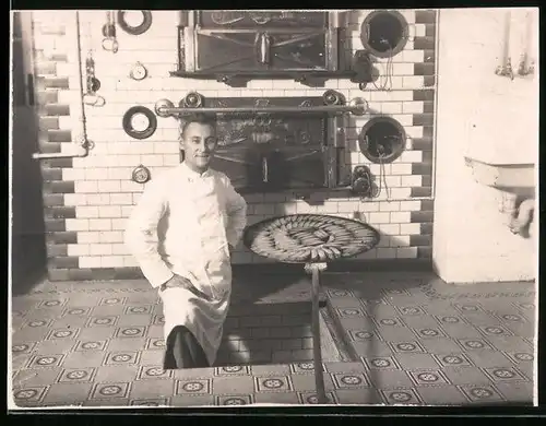Fotografie Bäckerei - Backstube, Bäcker vor Ofen stehend