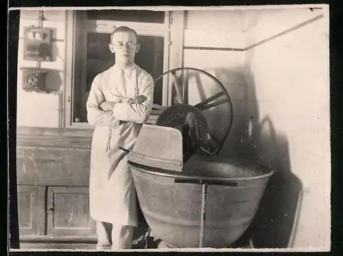 Fotografie Bäckerei - Backstube, Bäcker-AZUBI nebst Rührmaschine