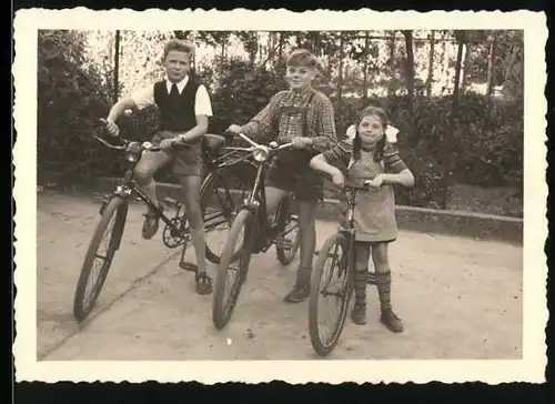 Fotografie Fahrrad, Knaben und Mädchen machen eine Radtour, Belo, Bike, Bicycle