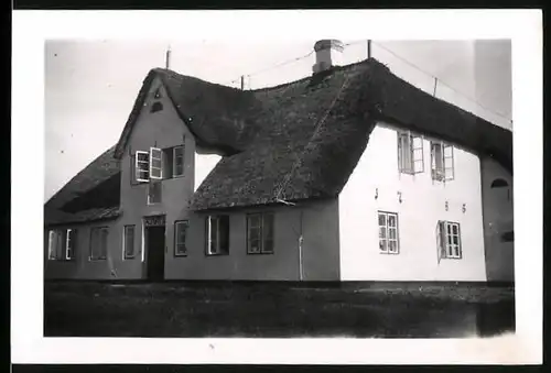 Fotografie unbekannter Fotograf, Ansicht Kampen, Friesenhaus mit Reetdach 1937