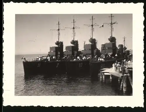 Fotografie unbekannter Fotograf, Ansicht Binz, Kriegsschiffe - Torpedoboote an der Landungsbrücke 1932