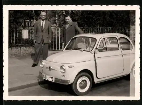 Fotografie Auto Fiat 500, Herren neben PKW mit Faltdach