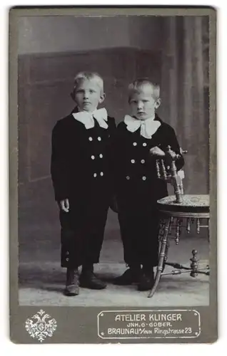 Fotografie German Gober, Braunau a. Inn, Ringstr. 23, Zwei Jungen im Anzug mit Fliege