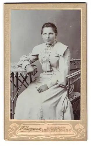 Fotografie Franz Hargassner, Braunau a. Inn, Lerchenfeldgasse 10, Junge Dame im modischen Kleid