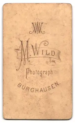 Fotografie M. Wild, Burghausen, Kleines Mädchen im Kleid