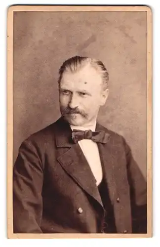 Fotografie Adolf Precht, Fürstenfeldbruck, Fürstenfelderstr. 35, Elegant gekleideter Herr mit Schnauzbart