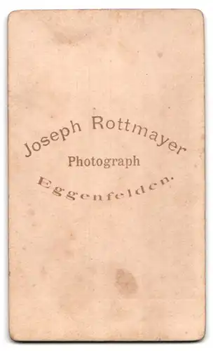 Fotografie Joseph Rottmayer, Eggenfelden, Bürgerliche Dame lehnt am Stuhl