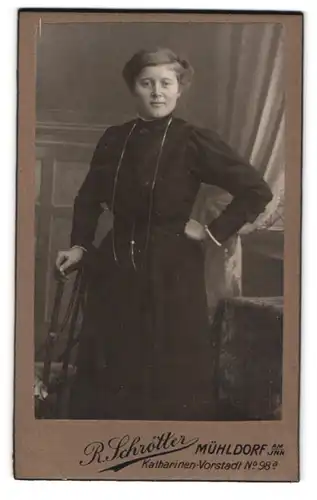 Fotografie Rudolf Schrötter, Mühldorf am Inn, Katharinen-Vorstadt 98 a, Junge Dame im schwarzen Kleid