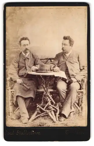 Fotografie Carl Stallechner, Trostberg, Zwei bürgerliche Herren am Tisch