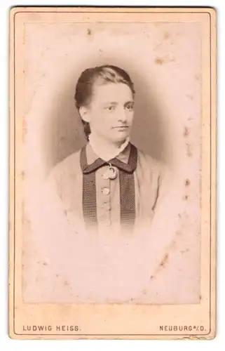 Fotografie Ludwig Heiss, Neuburg a. D., Junge Dame mit Amulett