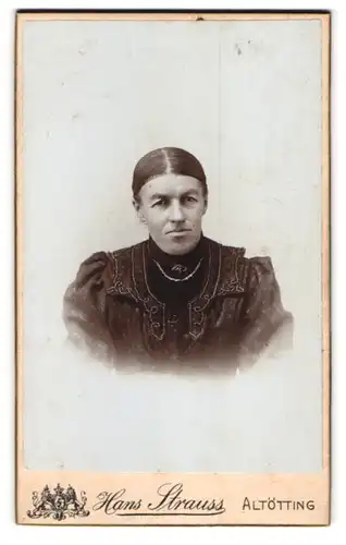 Fotografie Hans Strauss, Altötting, Schlotthammerstr. 1, Neuöttingerst. 37, Bürgerliche Dame mit zurückgebundenem Haar