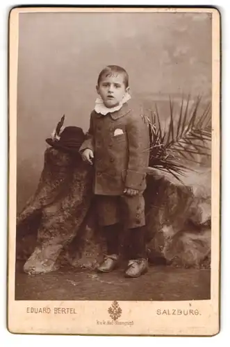 Fotografie Eduard Bertel, Salzburg, Kleiner Junge im Anzug