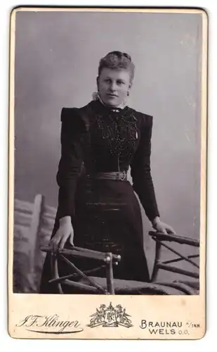 Fotografie F. F. Klinger, Braunau a. Inn, Ringstrasse 23, Junge Frau in schwarzem Kleid mit Perlen