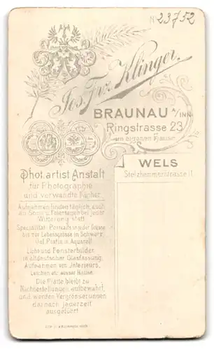 Fotografie F. F. Klinger, Braunau a. Inn, Ringstrasse 23, Junge Frau in schwarzem Kleid mit Perlen
