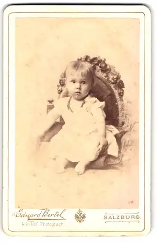 Fotografie Eduard Bertel, Salzburg, Niedliches Baby mit grossen Augen in weissem Kleid