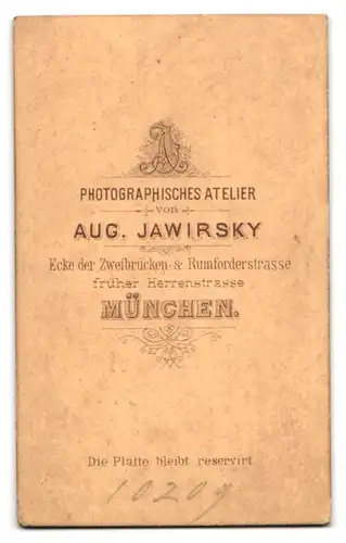 Fotografie Aug. Jawirsky, München, Hübsche junge Dame mit Halskette und Ohrringen